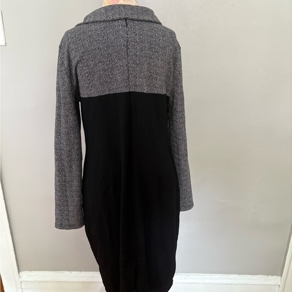 Elegant Long Sleeve Black and Gray Dress - Picture 2 of 7